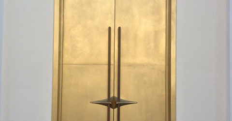 латунная дверь